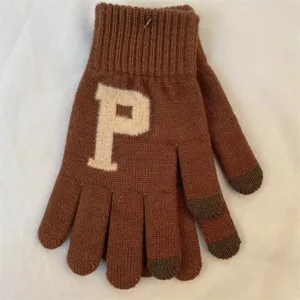 Gants d'hiver tricotés pour femmes chauds avec élégante lettre P et fonction tactile aux doigts.