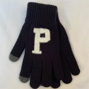 Gros plan de gants tactiles en tricot noir avec détail de lettre P blanche pour hiver.