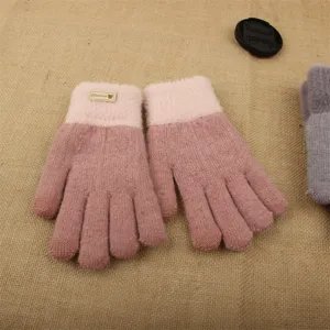 Primo piano dettaglio di guanti invernali da donna in maglia rosa, doppio strato caldo.