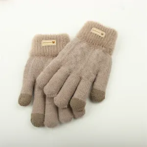 Vista dettagliata dei guanti touch screen in maglia felpata calda e spessa da donna in cammello.