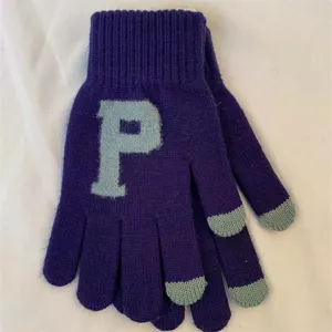 Détail de gants en tricot violet montrant la matière et le grand motif de lettre P.