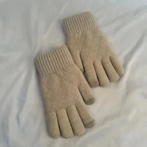 Knitted winter gloves for women, warm fleece thermal mittens with diamond pattern for cold days.