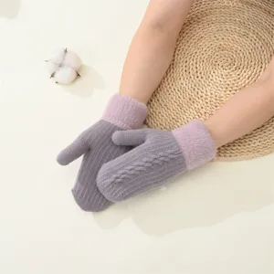 Vista dettagliata di caldi guanti invernali in peluche lavorati a maglia con trecce donna.