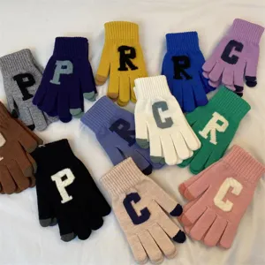 Gants tactiles en tricot vue de détail, gants d'hiver chauds et colorés avec motifs lettres.