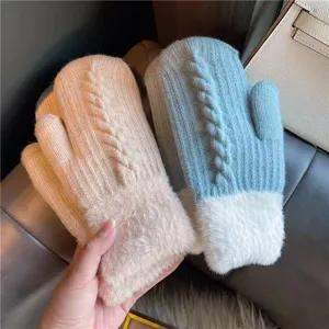 Moffole invernali in morbida maglia calda con fodera in peluche e bel motivo a trecce.