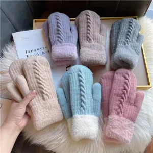 Accoglienti guanti invernali in maglia con morbidi polsini in peluche, multicolore.