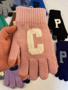 Gants tactiles en tricot chaud d'hiver pour femmes, joli design de lettre C, doux et confortable.