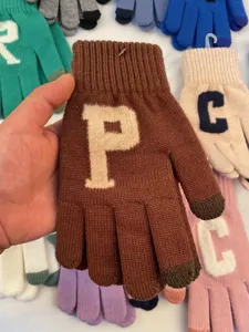 Gants d'hiver tricotés à cinq doigts tactiles avec motif de lettres pour femmes élégantes.