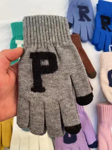 Vue détaillée de gants tactiles tricotés d'hiver chauds avec lettre P et bouts noirs élégants.