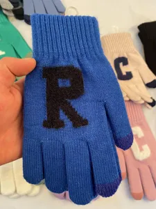Vue détaillée des gants d'hiver en tricot chaud tactiles avec motif de lettre R femme.