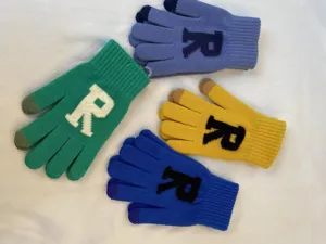 Vue détaillée de gants tactiles en tricot coloré avec des motifs de lettres R audacieux.