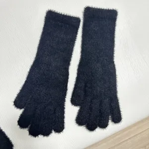Gants en tricot pelucheux longs noirs pour femmes hiver chaud, vue détaillée douce.