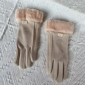 Detalle de guantes de invierno con puño de felpa, guantes cálidos forrados de mujer
