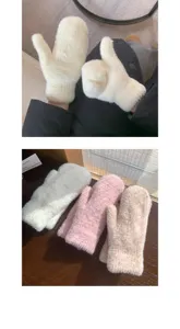 Dettaglio di guanti invernali soffici con morbida consistenza pelosa e colori caldi.