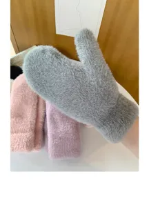 Vista dettagliata di accoglienti guanti invernali soffici, morbida consistenza di peluche.