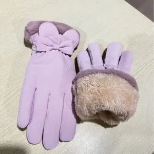 Vista dettagliata di guanti invernali caldi touchscreen da donna con fiocco e peluche.