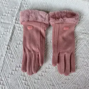 Vista detallada de guantes con puño de felpa rosa, guantes de invierno cálidos suaves.