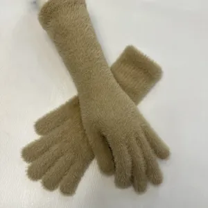 Gros plan sur des gants d'hiver tricotés doux et moelleux en kaki élégant, tissu chaud et douillet.