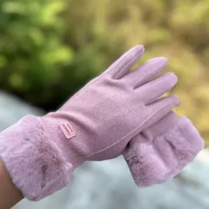 Vista de primer plano detallada de guantes de invierno rosas para mujer con borde de peluche.