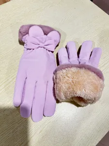 Guanti da sci invernali carini con fiocco e fodera in peluche, guanti viola antivento per donne.