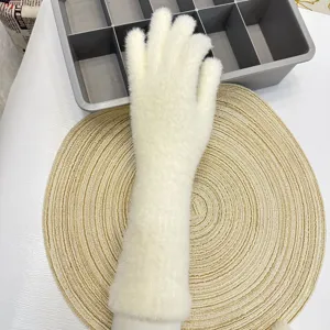 Longs gants d'hiver en tricot pelucheux pour femmes, gants chauds blancs à doigts ouverts.