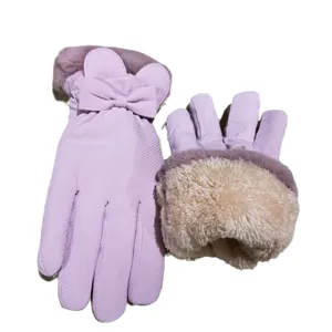 Guanti invernali caldi carini da donna in viola chiaro con fiocco e fodera in peluche per sci.