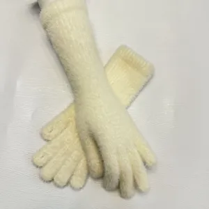 Gants d'hiver longs en tricot pour femmes, doux et chauds, accessoire confortable et élégant.