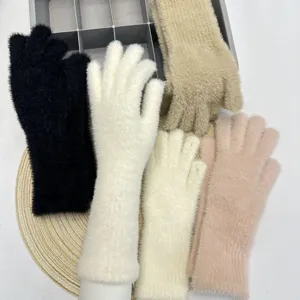 Détail de longs gants en tricot pelucheux, mitaine chaude d'hiver texture douce et agréable.