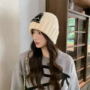 Gemütliche Winter Strickmütze für Damen, stylisches Patch Design, weiche warme Mütze für kaltes Wetter.