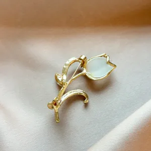 Exquisite retro tulip brooch, elegant metal flower pin with white stone for women's outfits.