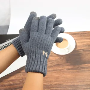 Vue détaillée de gants tactiles tricotés pour hommes, chauds et confortables avec doublure douce.
