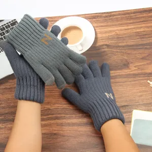 Vue de détail des gants tricotés thermiques pour hommes avec des bouts tactiles et doublure.