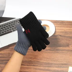 Vue détaillée des gants tactiles en tricot chaud pour hommes pour les activités hivernales.