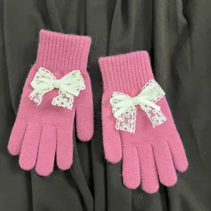 Detailansicht rosa Strickhandschuhe mit wunderschönen Spitzen und feinen Perlendetails.