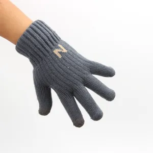 Gants tactiles thermiques tricotés épais pour homme en gris foncé avec lettre.