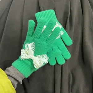 Gruene Strickhandschuhe mit weisser Spitzen-Schleife süss niedlich Bonbonfarbe Winter warm
