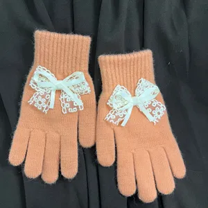 Süße Strickhandschuhe mit weißer Spitzen Schleife und Perlen, pfirsichfarbene warme Winterhandschuhe