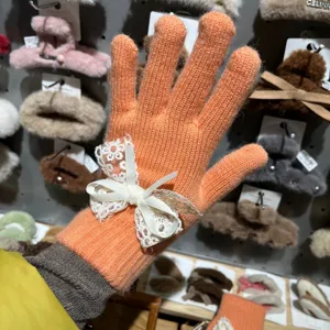 Koreanische Bonbonfarbe Fünffinger-Stoffhandschuhe mit süßer weißer Spitzen-Schleife und Perle.
