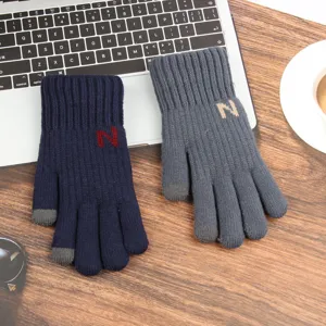 Gros plan de gants tricotés thermiques avec des bouts de doigts tactiles et un design élégant.