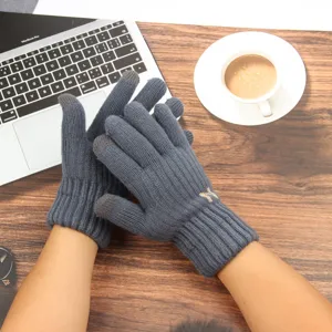 Vue détaillée de gants tactiles tricotés chauds pour hommes avec design côtelé épais.