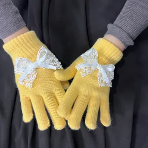 Gelbe Strick-Fingerhandschuhe mit süßer weißer Spitzen-Schleife und Perlen-Detail für Damen.
