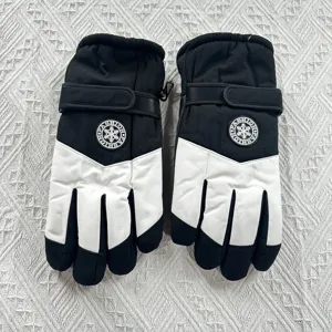 Waterproof winter ski gloves for men and women, fleece lined warm anti-slip snow gloves.