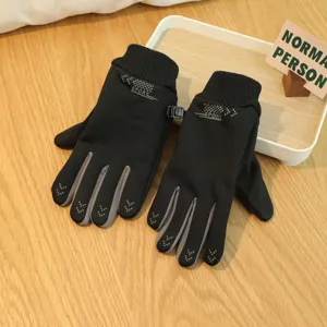 Vue détaillée de gants d'hiver tactiles et thermiques épais avec doigts antidérapants.
