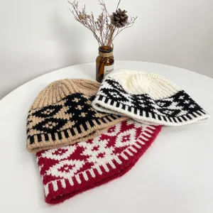 Dettaglio berretto in maglia con blocco di colore geometrico retro, cappello caldo autunno inverno.