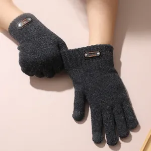 Gants tactiles en tricot gris foncé pour hommes en détail, gants d'hiver chauds à cinq doigts.