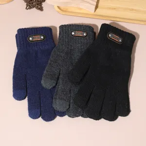 Vue détaillée des gants en tricot mettant en valeur la texture et la doublure chaude.