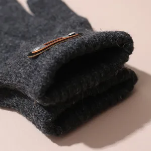 Gants tricotés d'hiver pour hommes détail gros plan, gants chauds en laine thermique gris.