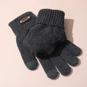 Gants tricotés d'hiver gris foncé vue de détail, matière chaude avec poignet côtelé.