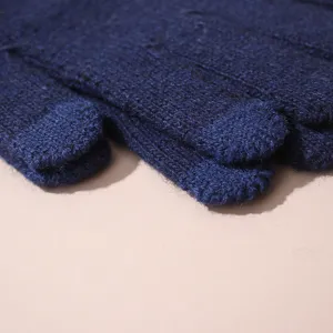 Gros plan détaillé de gants tricotés d'hiver montrant une texture douce et belle.