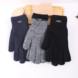 Détail de gants d'hiver en tricot montrant le tissu chaud et les poignets isolés.
